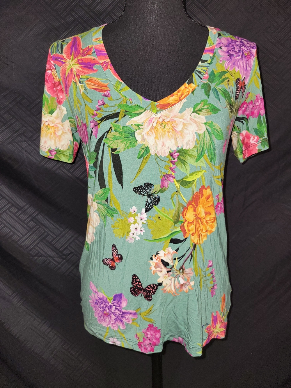 New Johnny Was Panya Favorite V-Neck Floral Bamboo Tee Size XSmall Green Floral